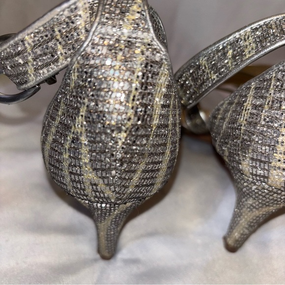 2/$30 Kelly & Katie Women’s Metallic Silver & Gold Strappy Sandals Size 6.5 - Picture 5 of 8